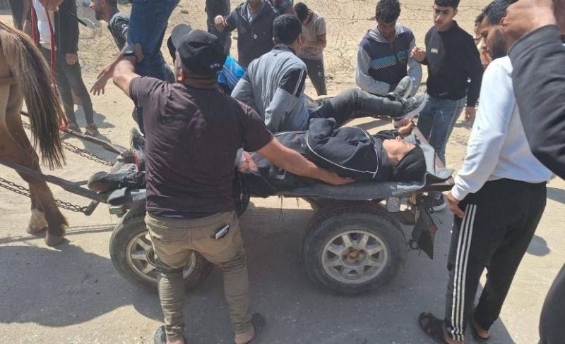 إصابات في غارة إسرائيلية استهدفت محيط مستشفى شهداء الأقصى وسط القطاع