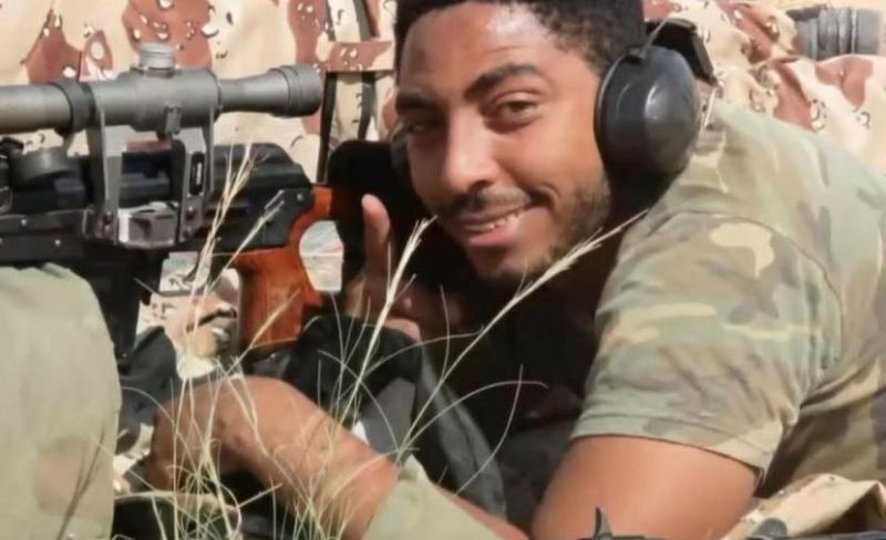 قناص في صفوف النخبة.. صورة للمنشد الشهيد أبو قينص تشعل المنصات