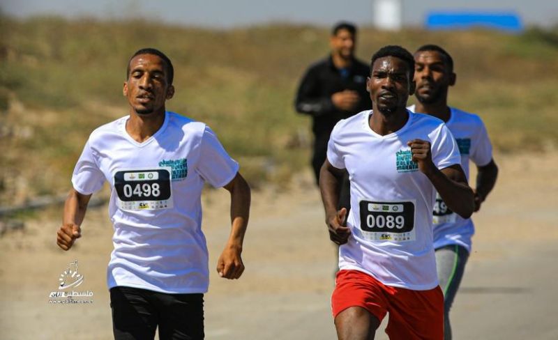 بأقدام مثخنة بالجراح.. العداء محمد العبيد يطوي البلاتين ويحصد رابع "ماراثون فلسطين الدولي"
