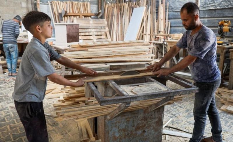 نجارو غزة يصنعون الأثاث من ألواح الشحن وسط ندرة الخشب
