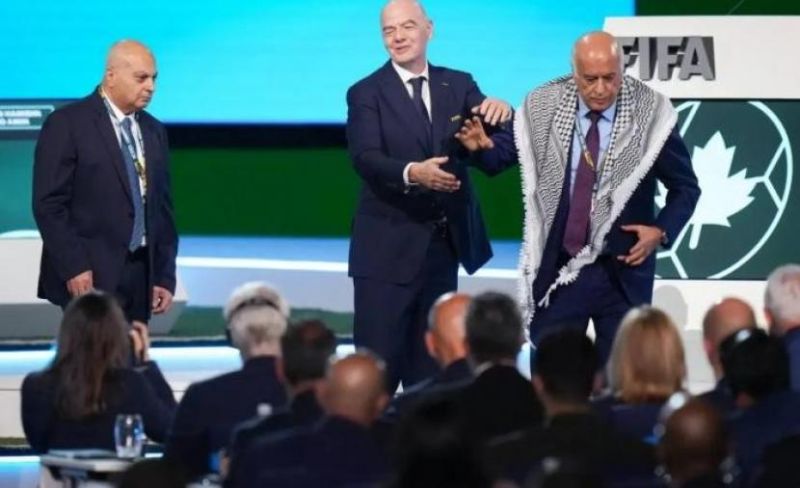 الرجوب يرفض مصافحة ممثل الاتحاد الإسرائيلي لكرة القدم خلال اجتماع الفيفا