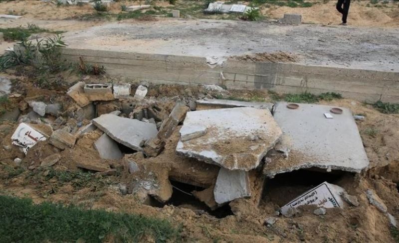 الاحتلال يجبر عائلة فلسطينية على نبش قبر والدهم في جنين