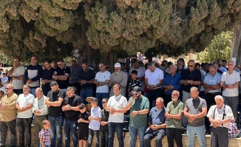 عشرات الآلاف يؤدون صلاة الجمعة في المسجد الأقصى المبارك