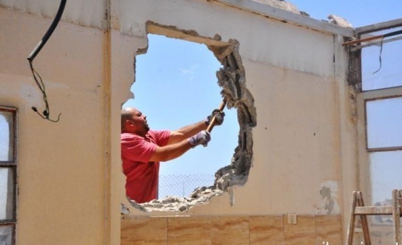 الاحتلال يجبر مقدسيا على هدم منزله في جبل المكبر
