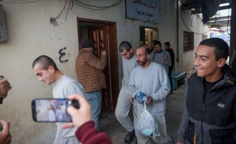 13 أسيراً من غزة يتنفسون الحرية بعد رحلة قاسية في سجون الاحتلال