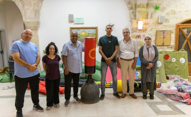 "بيت مال القدس" تسلم معدات رياضية لنادي جمعية الجالية الأفريقية في القدس