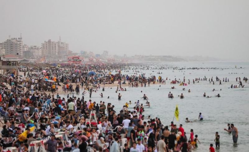 بلديات قطاع غزة تحظر السباحة في بحر غزة غداً وبعد غدٍ بسبب اضطراب الأمواج