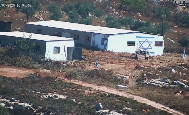 عصابات المستوطنين تستولي على مساكن الأهالي وترفع أعلام الاحتلال جنوب نابلس