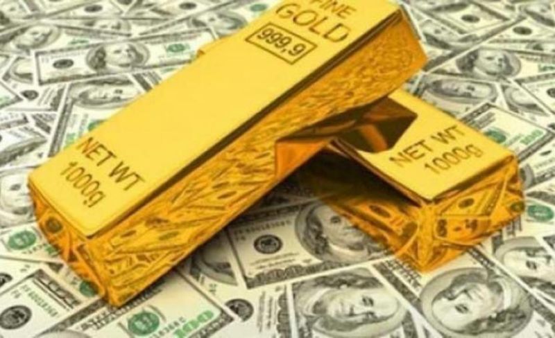 الذهب يتراجع مع صعود الدولار والنفط يهبط بأكثر من دولار