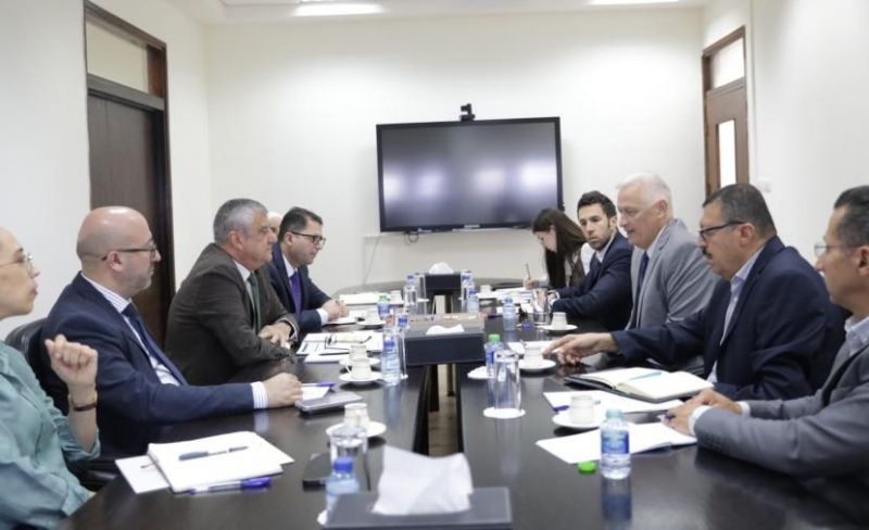 بسيسو يبحث مع مسؤول أمريكي تدخلات وزارة الأشغال في غزة وتحديات تنفيذ المشاريع بالضفة