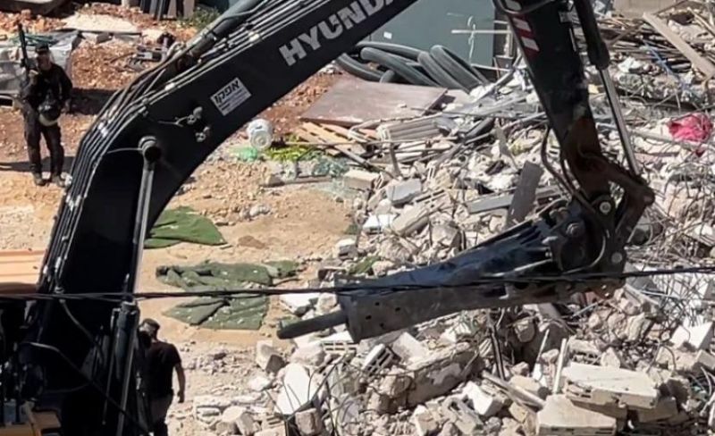 الاحتلال يهدم منزلا من طابقين في قرية قلنديا شمال القدس