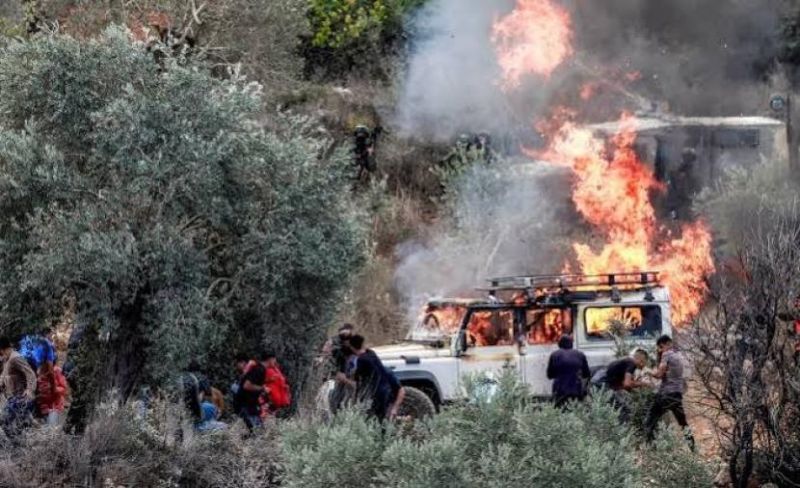 مستوطنون يضرمون النيران في أراضٍ ببلدة برقة شمال غرب نابلس