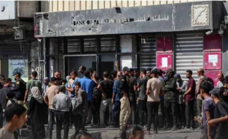 بين التجميد والتحقيق.. كيف يتعامل بنك فلسطين مع حسابات عملائه في غزة؟