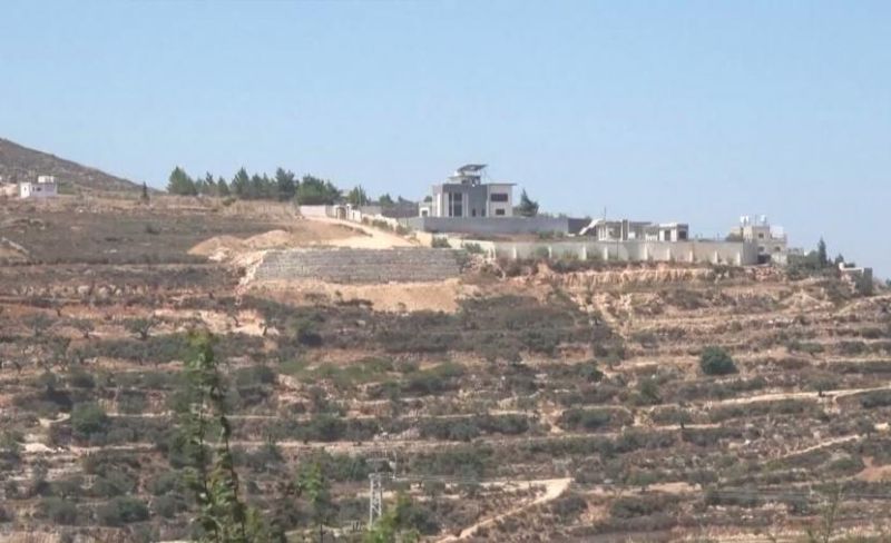لليوم الـ10.. مستوطنون يحاصرون منازل في قصرة بنابلس