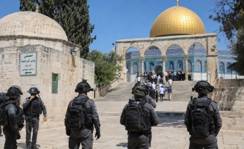 60 ألفا يؤدون صلاة الجمعة في باحات المسجد الأقصى