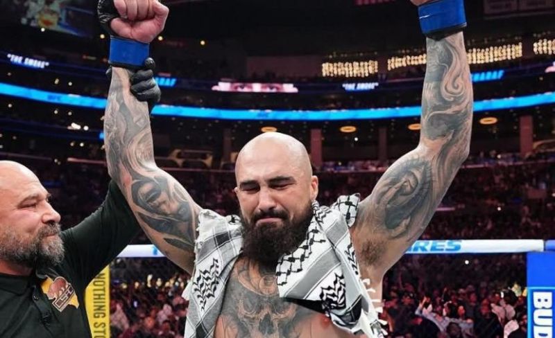 زلزال في الـ"UFC".. مقاتل فلسطيني يطيح بخصمه الأمريكي في 12 ثانية ويهتف بالـ"كوفية": فلسطين حرة