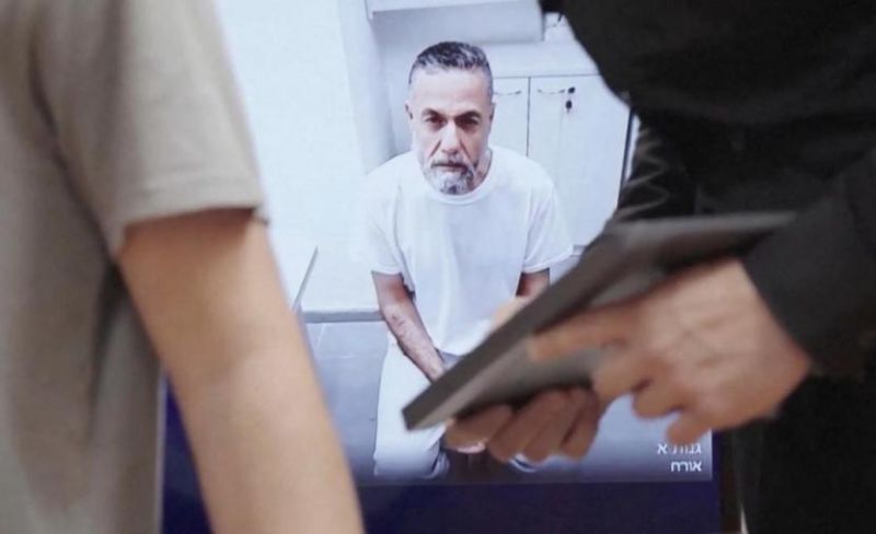 الطبيب حسام أبو صفية عبر محاميه: "السجانون يواصلون الاعتداء عليّ وهددوني لمنعي من الحديث عن ظروف اعتقالي"