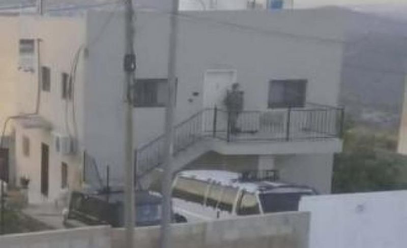 الاحتلال يجبر عائلة في بلدة كوبر على إخلاء منزلها