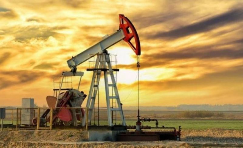 النفط يرتفع إلى 110 دولارات للبرميل والدولار يتراجع