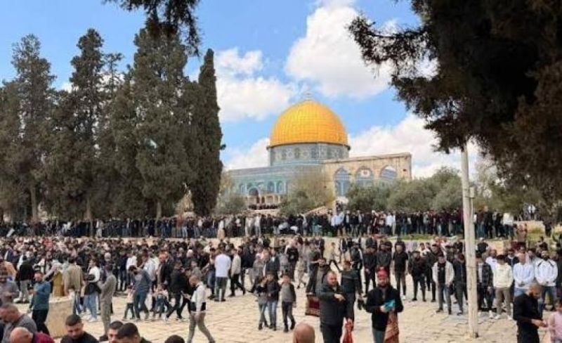 عشرات الآلاف يؤدون صلاة الجمعة في باحات الأقصى