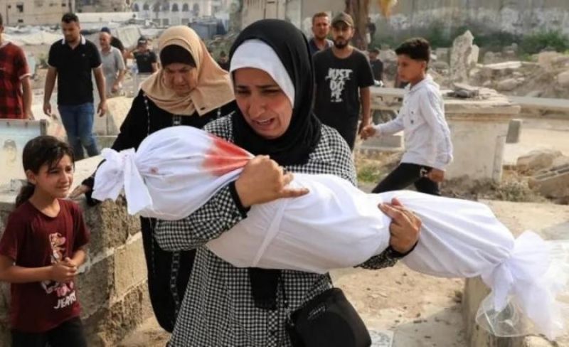 استشهاد طفل متأثرا بإصابته بقصف إسرائيلي وسط القطاع