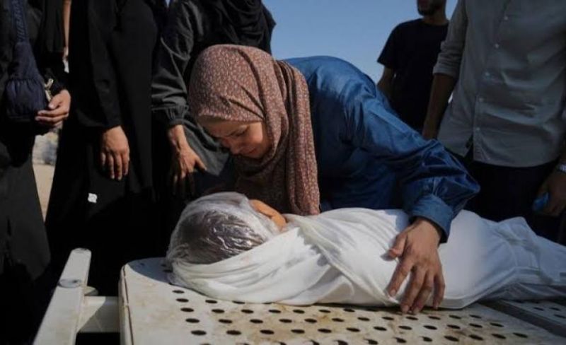 استشهاد طفلة إثر استهداف خيام النازحين في مخيم المغازي