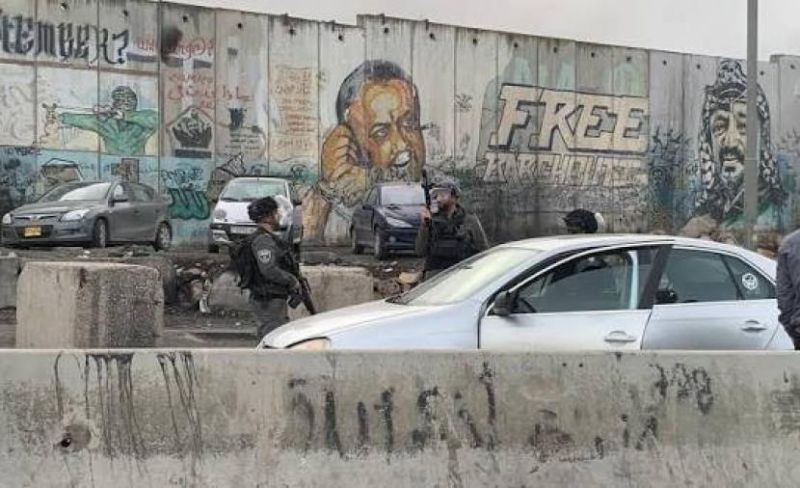 الاحتلال يُشدد إجراءاته على حاجز فلنديا شمالي القدس