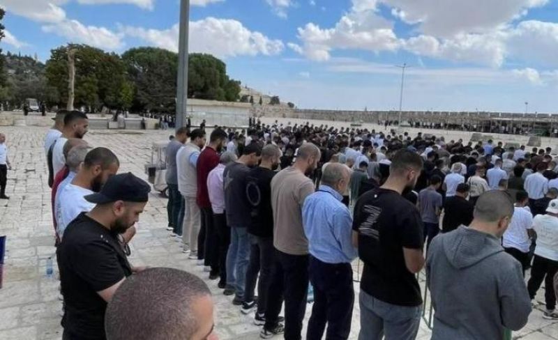 آلاف المصلين يؤدون الجمعة في الأقصى رغم تشديدات الاحتلال