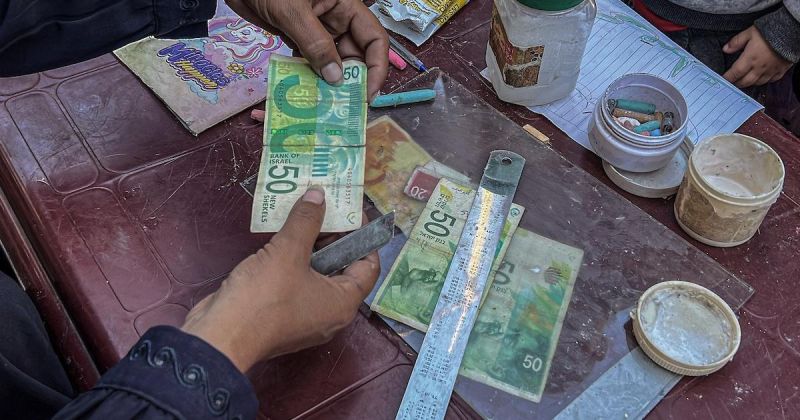 الدولار يقفز لأعلى مستوى أمام الشيقل منذ 7 أشهر مع تسارع التضخم الأمريكي وتصاعد توقعات رفع الفائدة