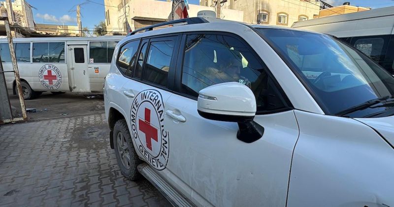 وصول 3 أسرى إلى مستشفى الأقصى وسط القطاع