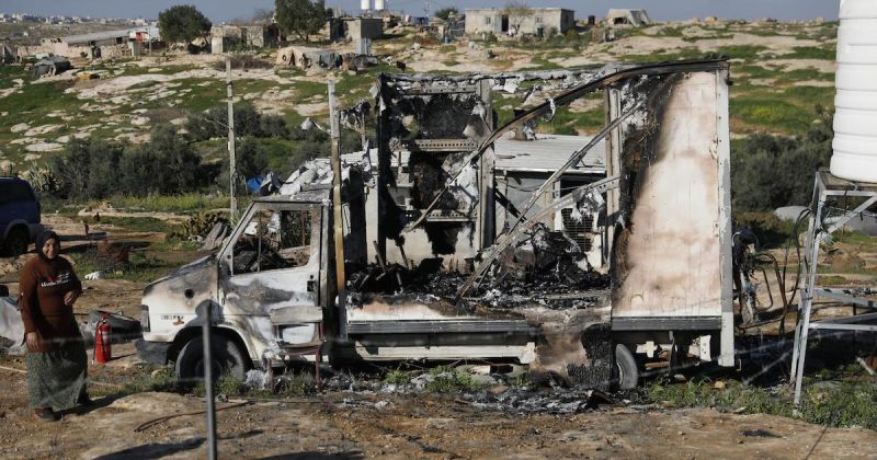 مستوطنون يغلقون طرقًا ويعتدون على مزارعين وممتلكات في الضفة الغربية والقدس