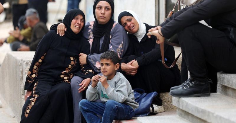 فلسطينيون ينوحون على جثامين مدنيين سقطوا في غارة إسرائيلية شمال قطاع غزة