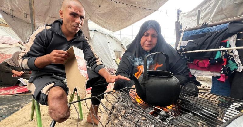 محمود الزربا… أب فقد بصره وساقه ويقاوم النزوح بخيمة في دير البلح