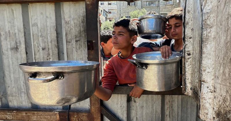وجبات على أمل النجاة.. نازحون في غزة يواجهون واقعًا إنسانيًا قاسيًا