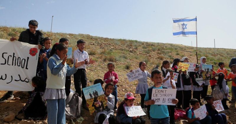 إصابة 3 فلسطينيين برصاص إسرائيلي ومستوطنون يقطعون أشجار زيتون