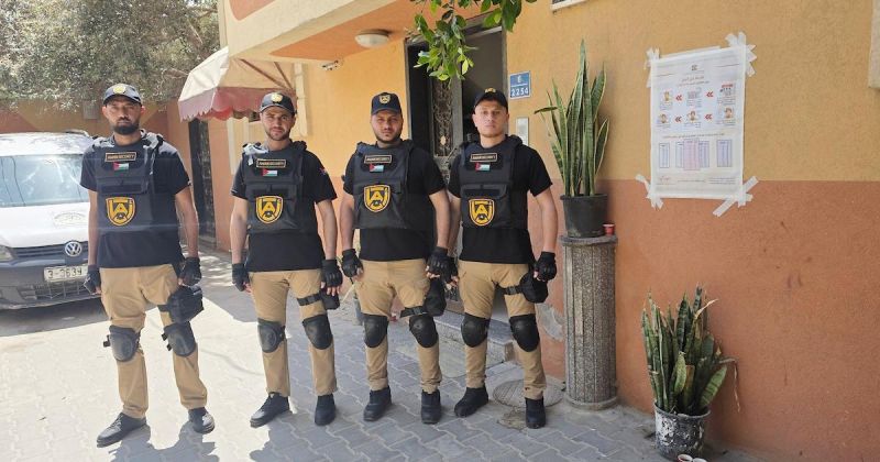 قوات من الشرطة الفلسطينية وعناصر الأمن الخاص تشارك في تأمين الانتخابات البلدية في دير البلح