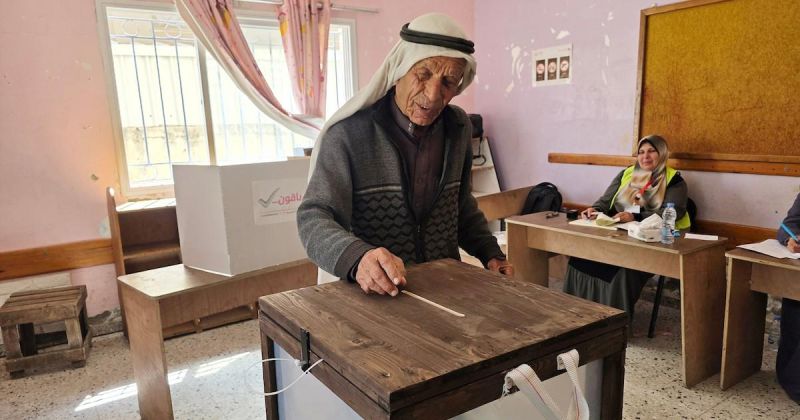 الفلسطينيون يدلون بأصواتهم في مركز اقتراع خلال الانتخابات البلدية في دير البلح