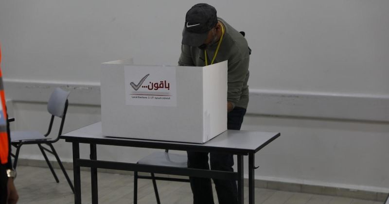 الناخبون الفلسطينيون يدلون بأصواتهم في مراكز الاقتراع خلال انتخابات المجالس البلدية في الخليل