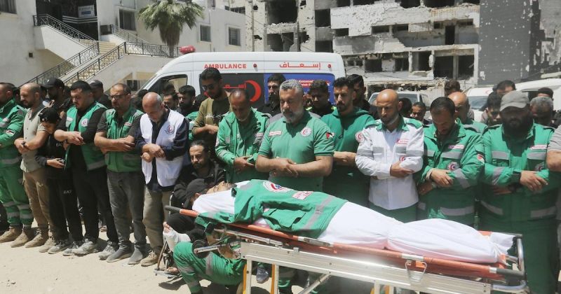 وداع المسعف إبراهيم صقر في غزة: دموع على درب الإنسانية