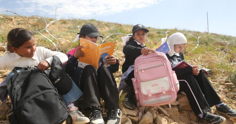 على قارعة الطريق.. طلاب أم الخير يواصلون التعلم رغم إغلاق المستوطنين