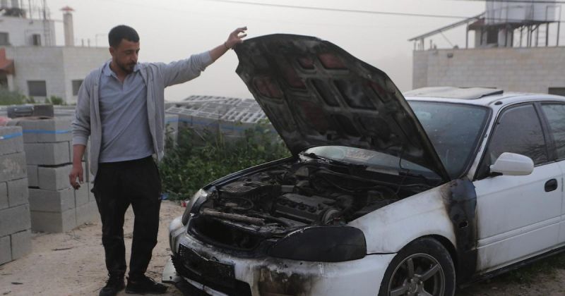 مستوطنون يحرقون منزلا ومركبتين ويقطعون أشجارًا في نابلس