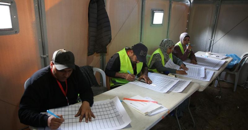 فرز أصوات الناخبين داخل مركز اقتراع في دير البلح