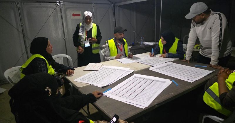 لجنة الانتخابات تُجري فرز قوائم المرشحين في الانتخابات المحلية الأولى في دير البلح وسط قطاع غزة منذ أكثر من عقدين