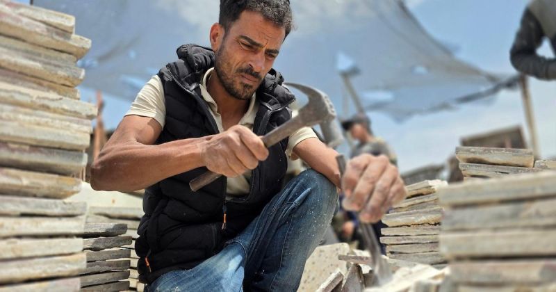 سوق الخردة في خان يونس… تجارة من بين الركام لمواجهة قسوة الحياة