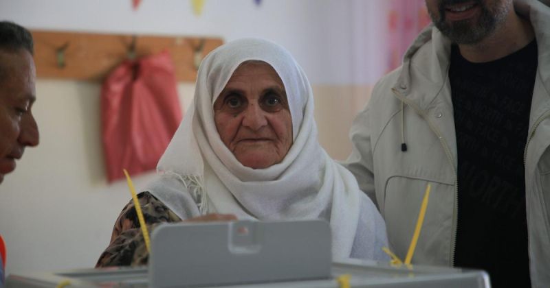الناخبون الفلسطينيون في مراكز الاقتراع خلال انتخابات المجالس البلدية في بلدة بيت فوريك
