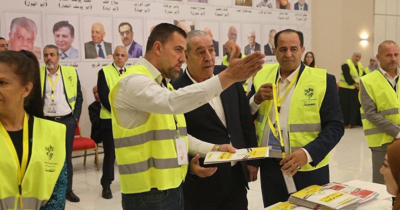 حسين الشيخ يدلي بصوته خلال انتخابات اللجنة المركزية والمجلس الثوري لحركة فتح