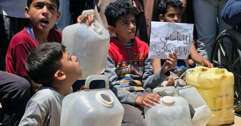 عطش النزوح يدفع فلسطينيين للاحتجاج في خان يونس