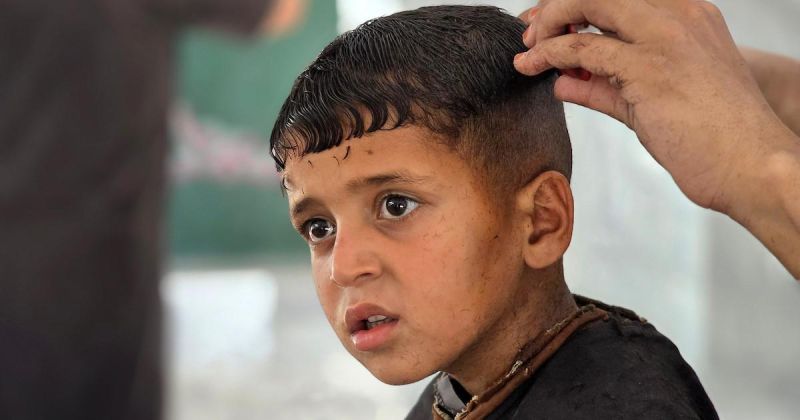 قصات شعر مجانية لأطفال نازحين في خان يونس… مبادرة صغيرة تمنحهم لحظة فرح