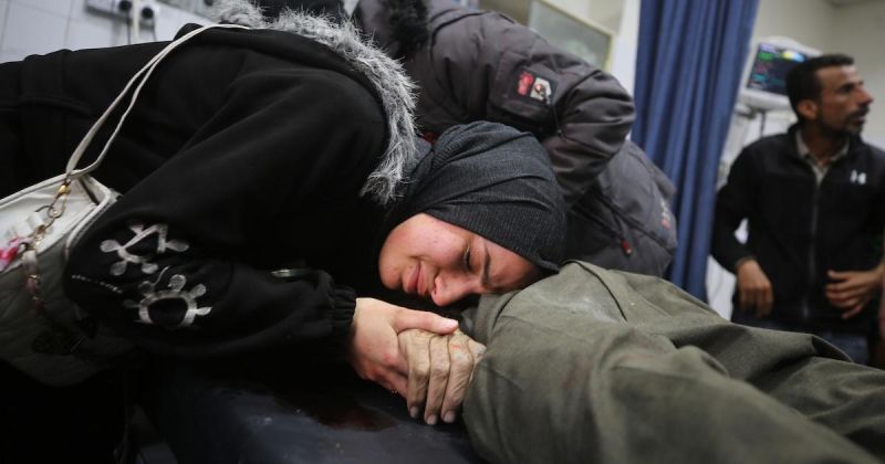 غزة: نعي ثلاثة شبان في مستشفى الأهلي العربي بعد غارة إسرائيلية على حي الزيتون