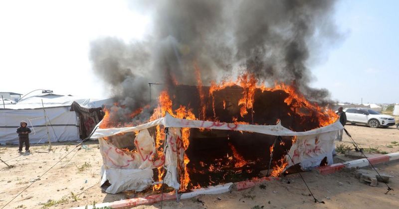 صرخة من خيمة: نازحون في غزة يحتجون على الجوع وانعدام الحياة الكريمة